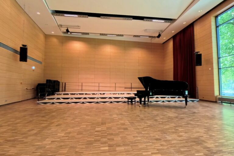 Orchestersaal, Bühne
